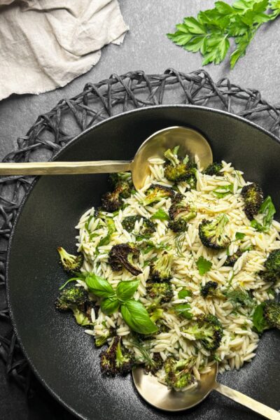 Recette d'orzo aux herbes et brocoli brûlé