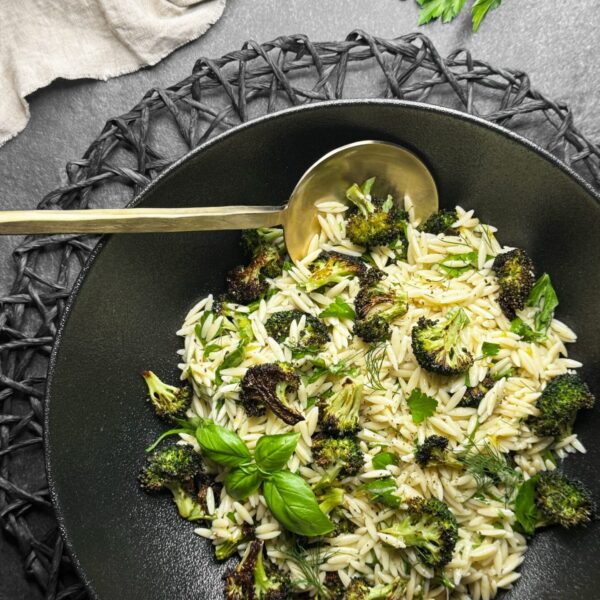 Recette d'orzo aux herbes et brocoli brûlé