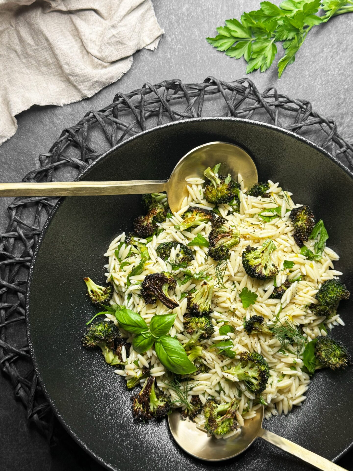 Recette d'orzo aux herbes et brocoli brûlé