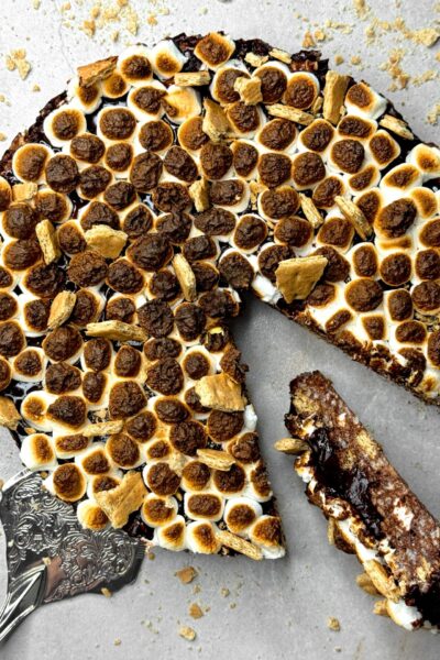 Gâteau avec une base de Rice Krispies, un eganache au chocolat, des guimauves grillées et des biscuits Graham.