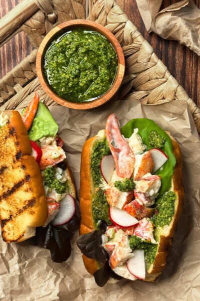 Guédille au homard, avec pesto à l'aneth dans un pain à hot dog, avec feuilles de laitue et radis